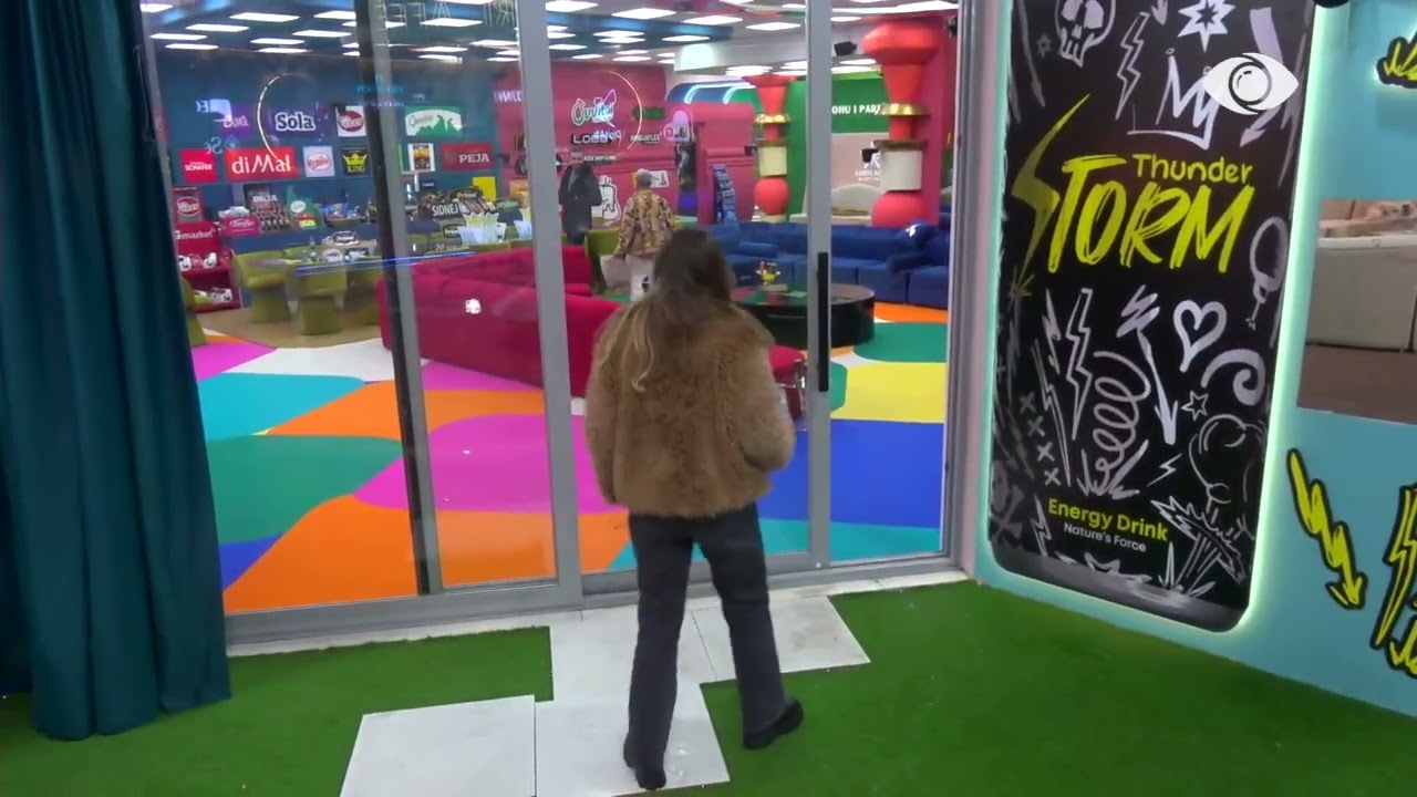 Valbona ndjek Gjestin nga mbrapa për ta lagur me ujë, batuta mes banorëve