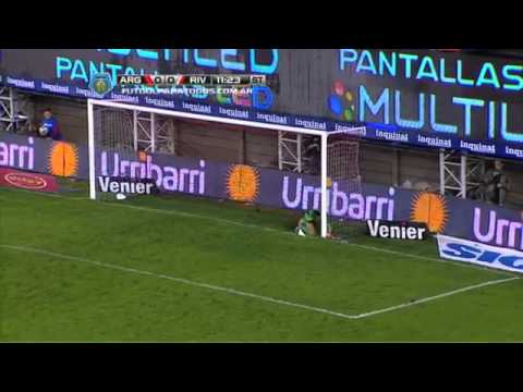 Tremenda tapada de  Barovero  Argentinos 0   River 0   Fecha 18 Final 2014