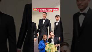 A atitude surpreendente de Robert Lewandowski com Romário 😱🇧🇷 #romário #barcelona