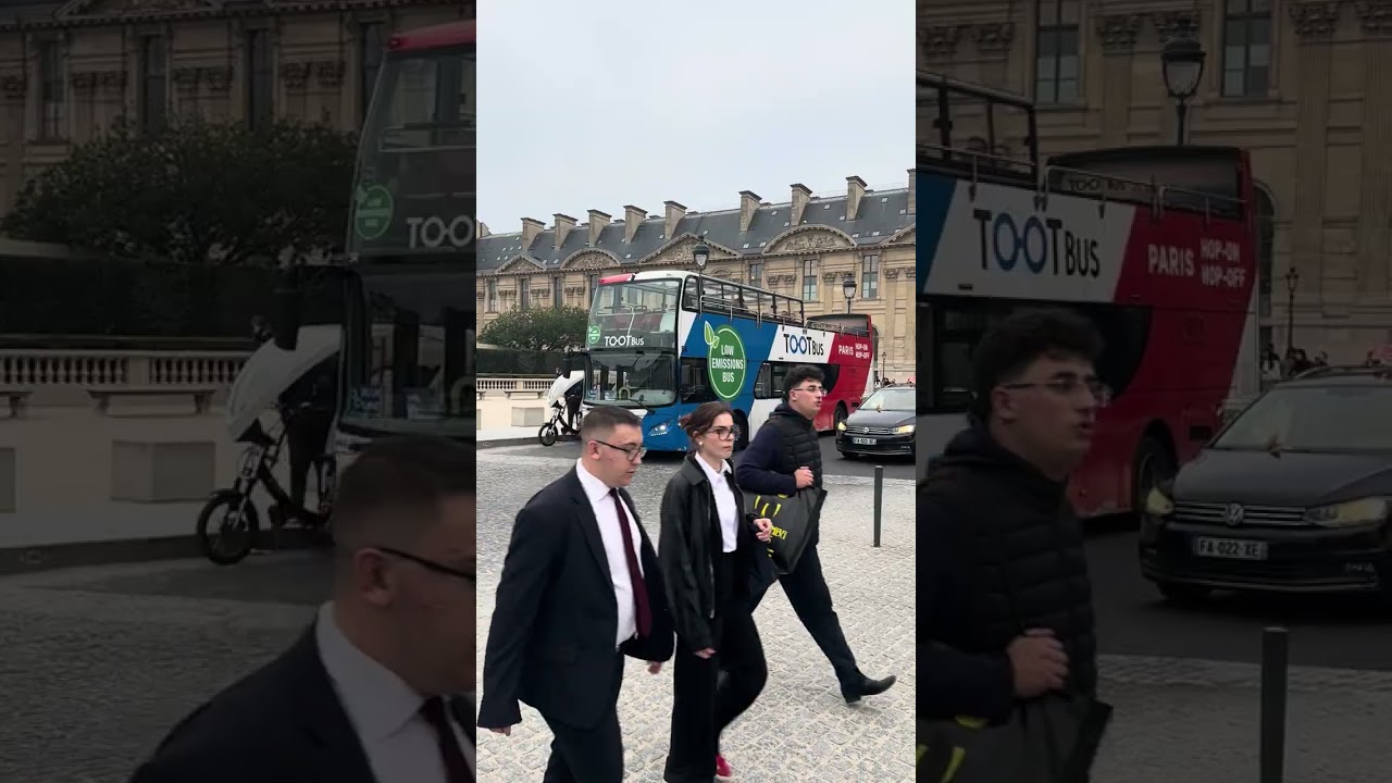 אוטובוס התיירים בפריז ליד תחנת מוזיאון הלובר