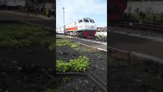 preview picture of video 'Semboyan 35 merdu CC203 KA WIJAYAKUSUMA (stasiun rogojampi)'