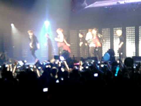 SMTOWN Live 2011 in Paris / Shinee - Ring Ding Dong (FanCam)