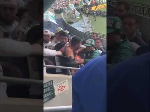 Torcedor do Flamengo infiltrado na torcida do Palmeiras apanha