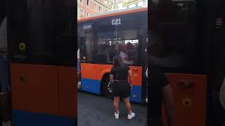 napoli-come-bangkok-ressa-per-salire-sull-autobus-c21