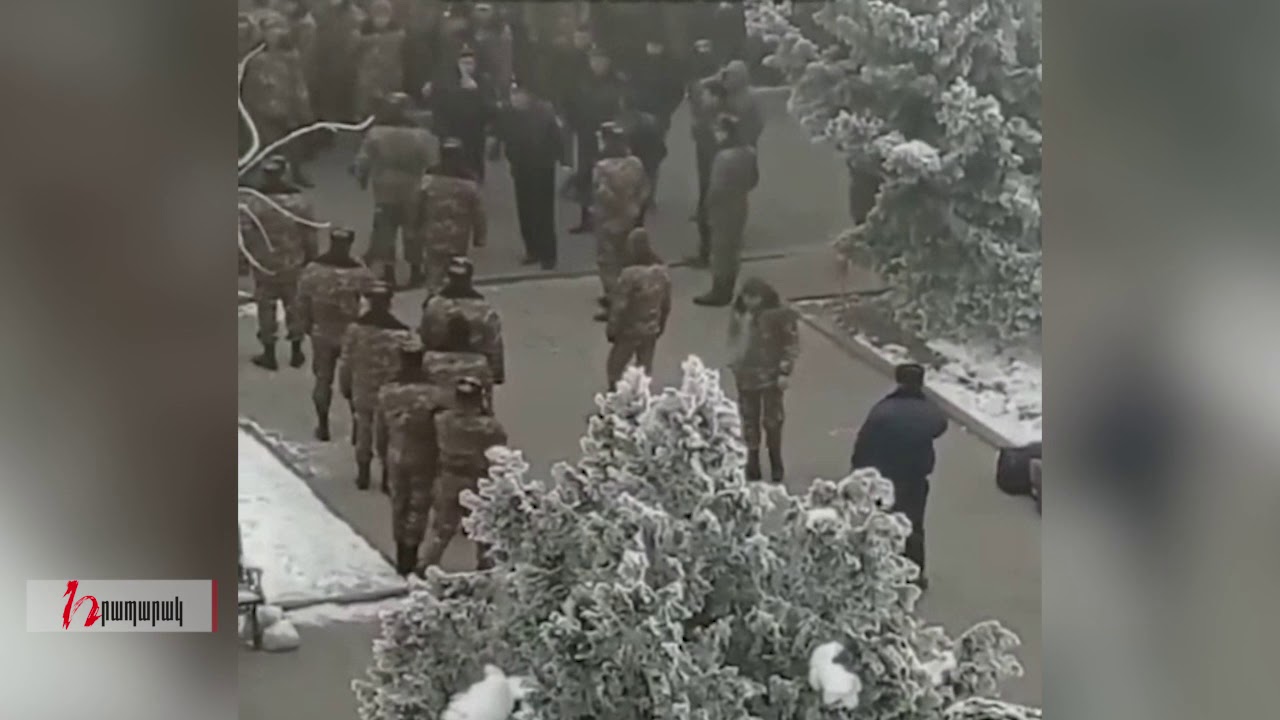 Զինծառայողներին ստորացնում, հրում ու հարվածում են