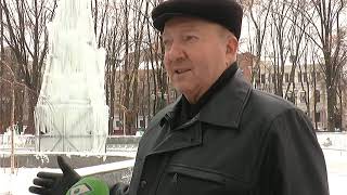 На площі Свободи завершують встановлення ялинки
