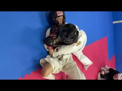 女子MMAスパーリング