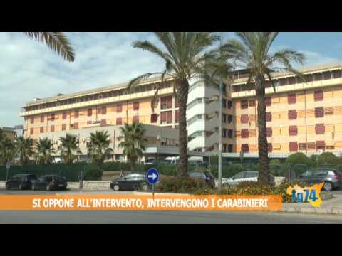 Si oppone all'intervento, intervengono i carabinieri