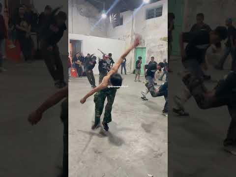 Si Madun #moshing #moshpit #mosh #crowd #pogo #chaos #shorts #twostep #gigs #crowdsurfing #hcpunk