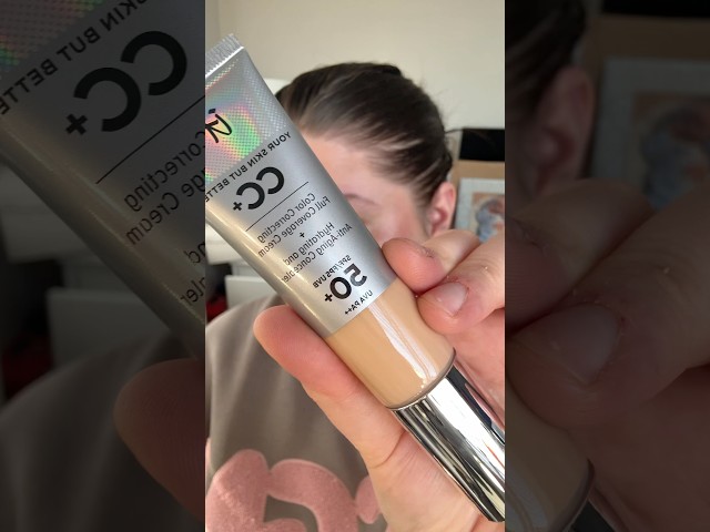 Vídeo relacionado con IT COSMETIC Your Skin But Better CC Cream CC+ Cream with SPF 50+ (Neutral Medium)