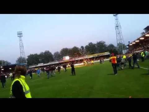 Supporters op het veld Go Ahead Eagles Roda JC