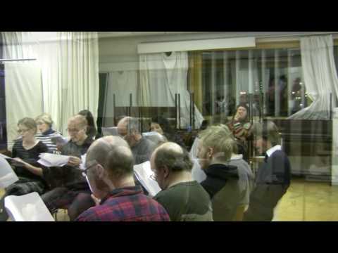 Niin kuin taivaassa -näytelmän ohjaajan Olli-Matti Oinosen haastattelu