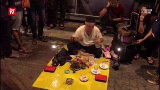 Download lagu “Bomoh” draws crowd at JB night market mp3 Download lagu “Bomoh” draws crowd at JB night market mp3