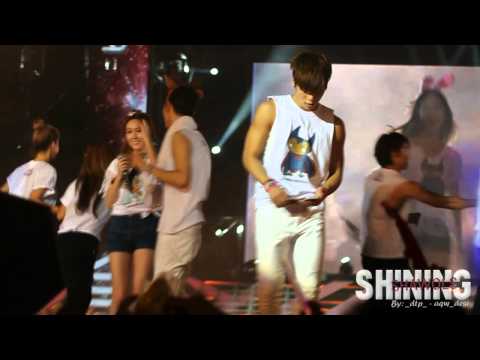 {SHININGSHAWOLS} [fancam] 120922 SMTOWN in Jakarta  Jonghyun focus 1 - Ending