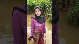 Download lagu Village girl bathing in the river #jampangturunankidul #villagegirl mp3