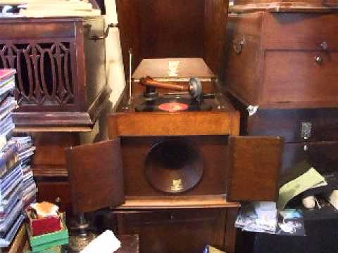 Comparing a Duosona Gramophone with the Expert Junior Gramophone