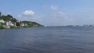 preview picture of video 'Hamburg, Blankenese, am Leuchtturm bei Flut - Full HD (1080p) Videobild'