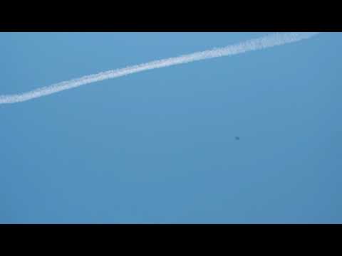 人文社会学科 【不在の時間#38】そよかぜ広場から飛行機雲　愛知大学 豊橋キャンパスの様子