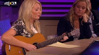 Miss Montreal zingt voor iemand in publiek - RTL LATE NIGHT