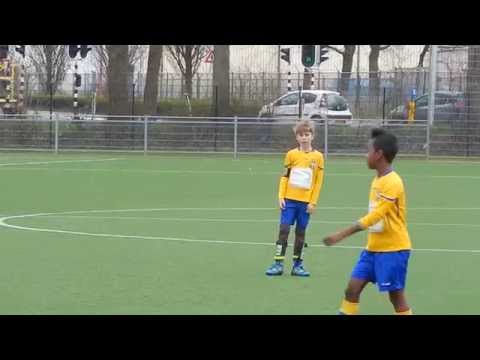 Nu legt Jarda de bal gericht in het hoekje. 2-5!