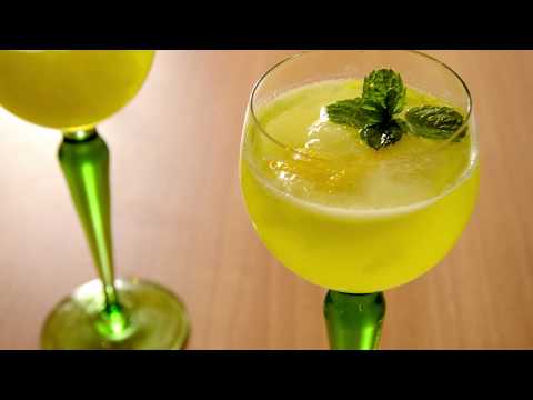 Sophisticated limoncello sorbet float cocktail | Fancy ices