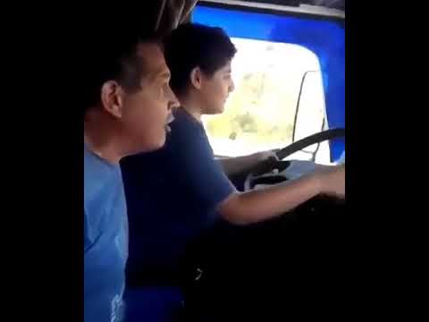 Padre camionero le enseña manejar a su hijo de 13 Años