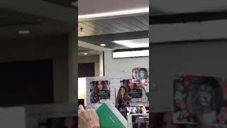 Míriam canta "Lejos de tu Piel" en la firma de discos / OPERACIÓN TRIUNFO 2017