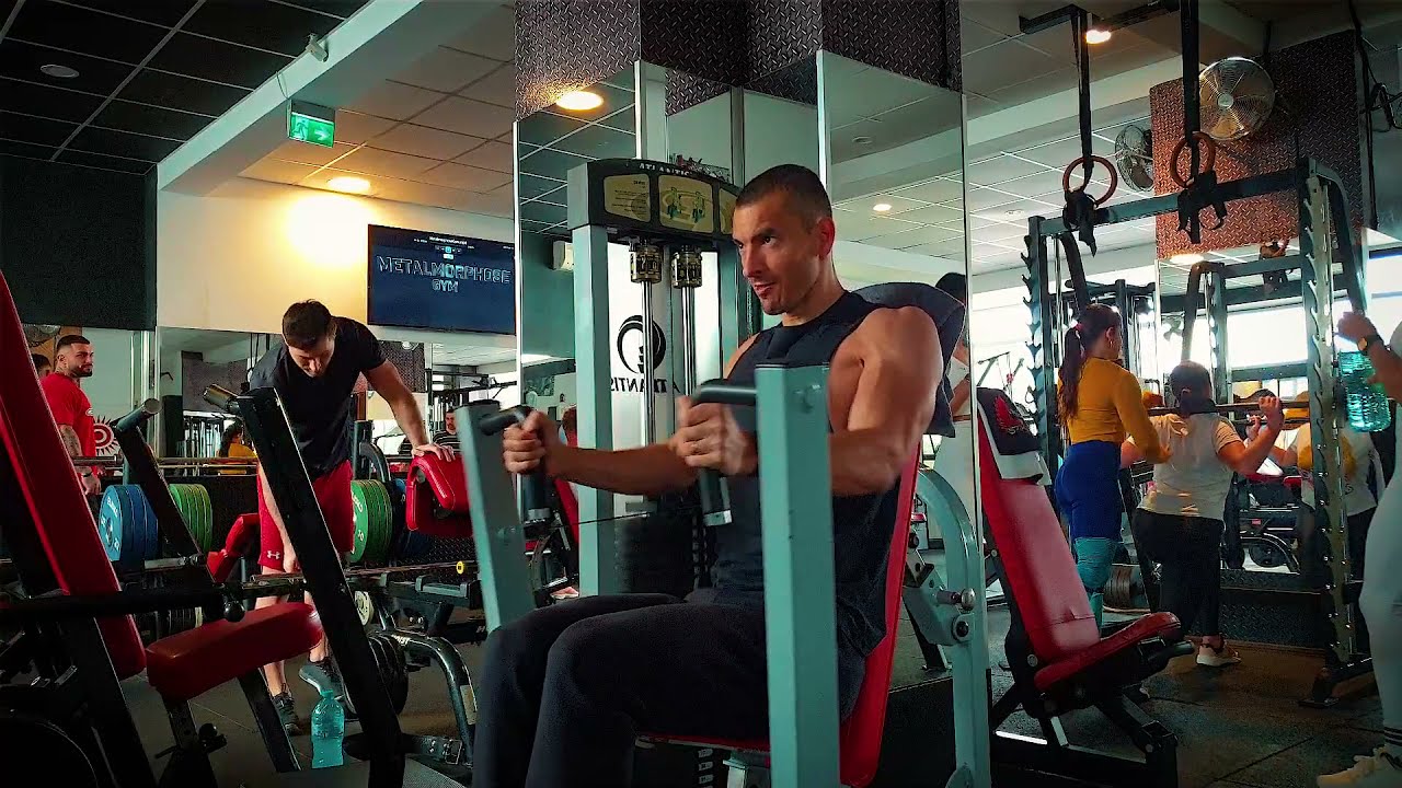 Împins pentru triceps, din așezat la aparat, priză îngustă
