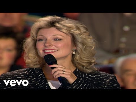 Bill & Gloria Gaither - Sitting By the Fire [Live] ft. Janet Paschal