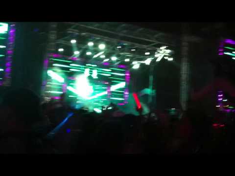 Steve Angello drops SLVR , Axwell - Centre Of The Universe & SHM - Don't You Worry Child at EDC 2013