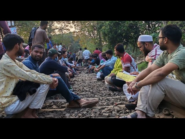 এডমিট কার্ড জ্বালিয়ে বিসিএস লিখিত পরীক্ষা বর্জন রাবি শিক্ষার্থীদের