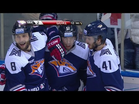 Береглазов могучим кистевым поражает ближний угол