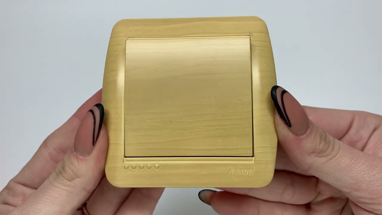 Выключатель накладной одноклавишный LEZARD Demet клен IP20 711-4700-100