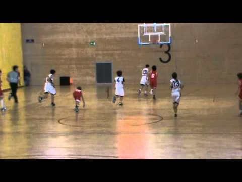 Pilota robada i entrada Ferran al partit Mini Vermell Manresa - La Salle Manresa. Gener 2012