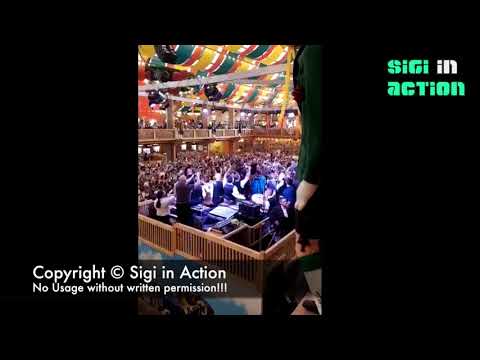 Arnold Schwarzenegger dirigiert im Schützen-Festzelt @ Oktoberfest 2017 - Day 12