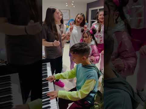 Los Gigantes de la Fe Cantando en Ingles antes de la filmación de nuestro proximo concierto!