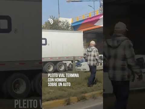 ¡Hombre queda sobre el cofre de un automóvil en movimiento en la México-Querétaro! 🤳🚘