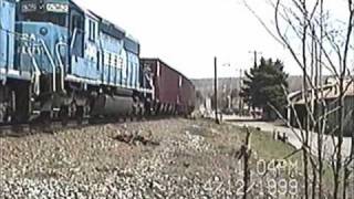 preview picture of video 'Conrail 1999....GP38-2's and an SD40-2 haul a coaldrag out of Portage (Sonman)'