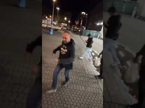 Cracky tretet die Luft und wollte Satix treten