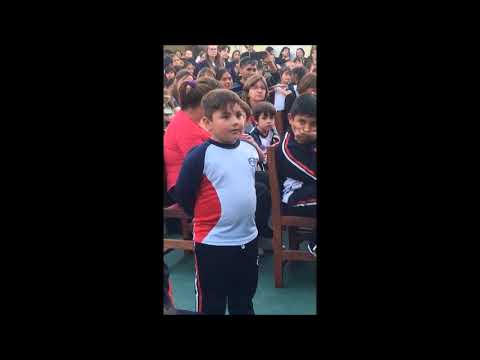 NIÑO PREGUNTA SOBRE COLOR DE LOS SABLES DE GRANADEROS