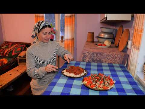 UNE FEMME VIT EN HAUTEUR DES MONTAGNES : Cuisiner des pâtes maison avec des boulettes de viande