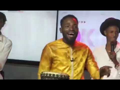 la vidéo complète du tassou qui fait le buzz  "sa chérie loumoula diaral..."