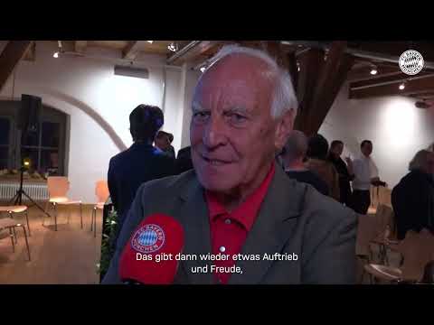 PRESANTATION GERD MÜLLER MEMORY statue von fc bayern legende gerd müller