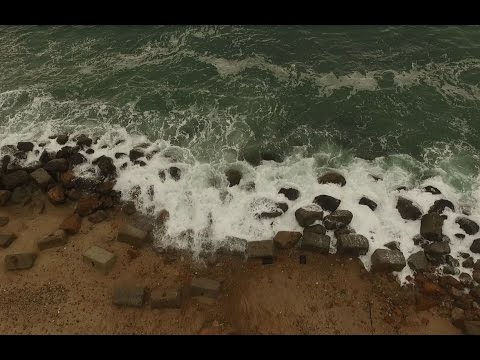 Arial footage ntawm surfers ntawm Matunuck