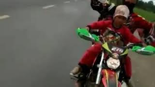 Download lagu heboh..!!!anak kecil ini mampu mengendarai motor klx 150 mp3