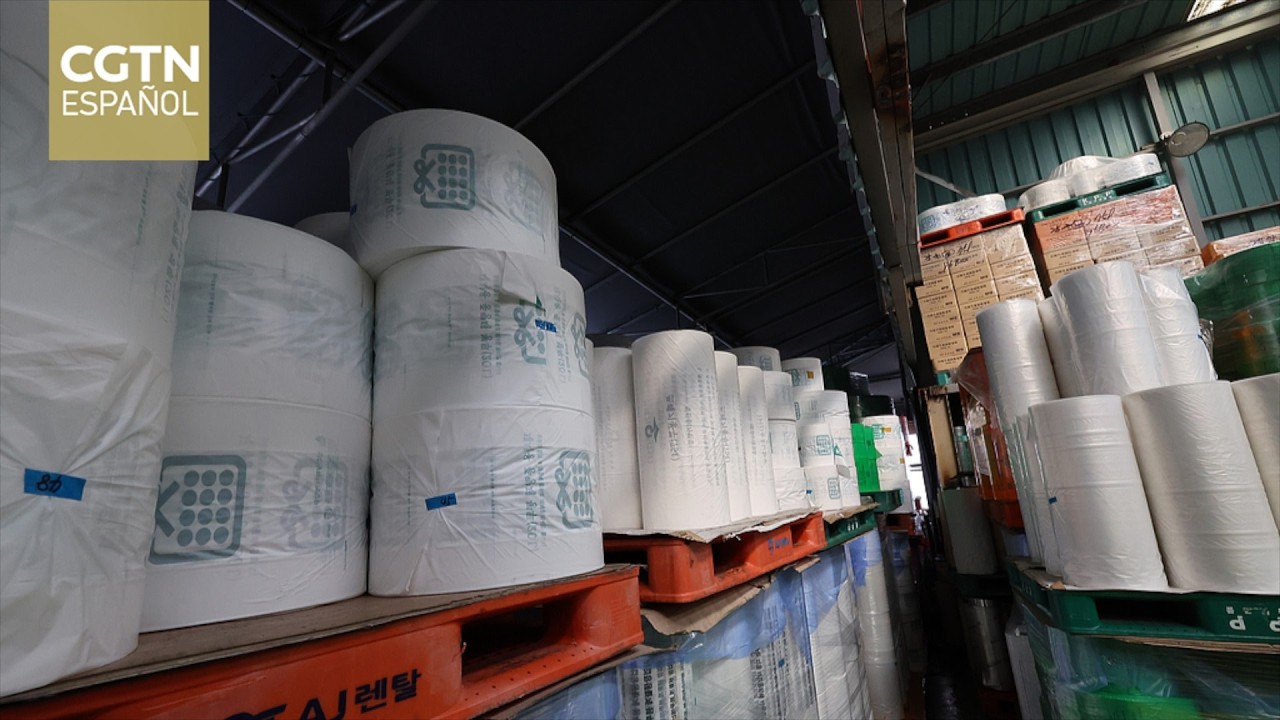 Ciudadanos surcoreanos acaparan bolsas de plástico por la alteraciones en el sector petroquímico