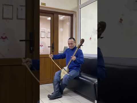 Artur Damdyn-ool playing the igil (with Tuvan throat singing)