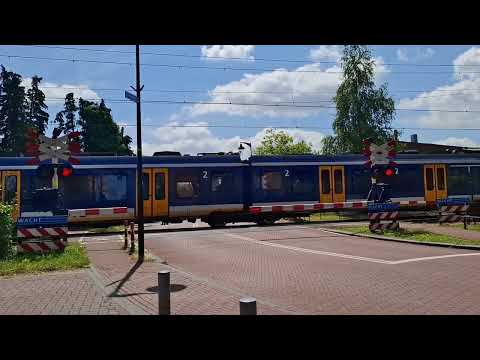 Spoorwegovergang Hooglanderveen (Amersfoort-Vathorst) // Dutch Railroad Crossing
