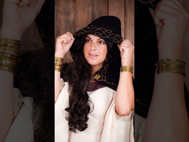 Vídeo relacionado con Partilandia | Capa Medieval marrón con capucha adulto (Talla Única)