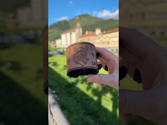 Vídeo relacionado con Hacha vikinga Llavero de plata chapeada. Amuleto vikingo VIKINGS celta de Fuerza y Protección. Original idea de regalo para los fans de Fantasy, Cosplay. Modelo artesanal único. Colgante H 4 cm